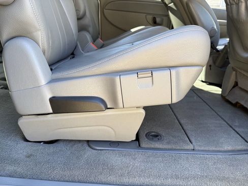 Used 2006 Chrysler Town & Country Touring image 81