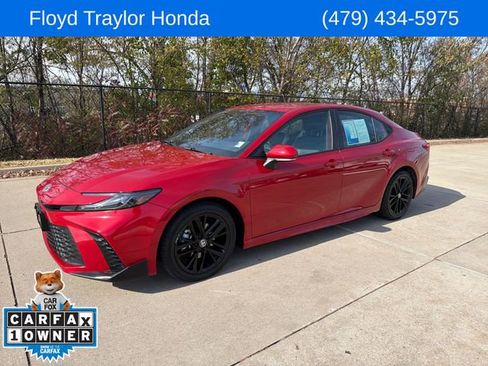 Used 2025 Toyota Camry SE image 1