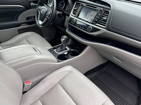 Used 2017 Toyota Highlander Limited image 21