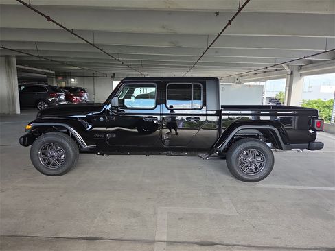 New 2025 Jeep Gladiator Sport image 8