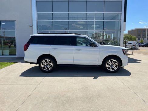 Used 2025 Ford Expedition Active AWD/4WD image 4