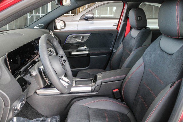 Used 2025 Mercedes-Benz GLA 35 AMG 4MATIC image 17