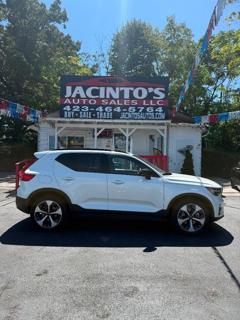 Used 2023 Volvo XC40 B5 Plus AWD/4WD image 1