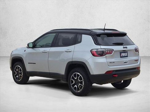 Used 2025 Jeep Compass Trailhawk AWD/4WD image 8