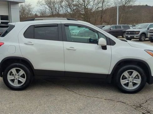 Certified 2022 Chevrolet Trax LT w/ LT Convenience Package image 9