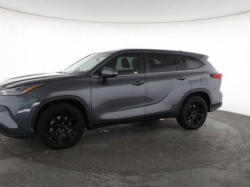 Used 2023 Toyota Highlander L FWD image 6