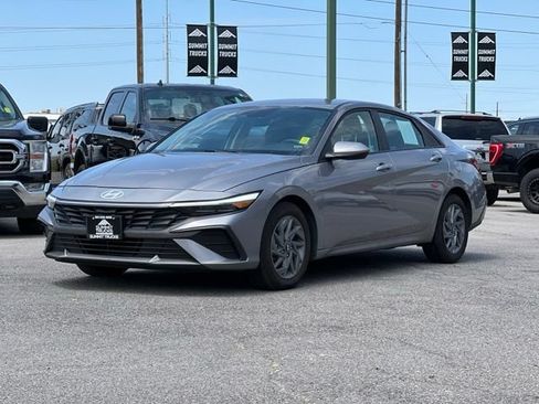 Used 2024 Hyundai Elantra SEL FWD image 3