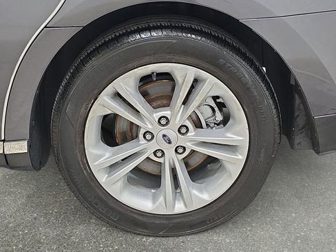 Used 2017 Ford Taurus SE image 32
