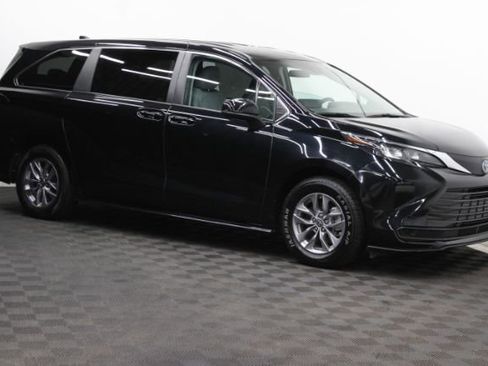 Used 2024 Toyota Sienna LE image 1