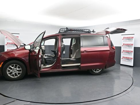 Used 2021 Chrysler Voyager Lxi image 28
