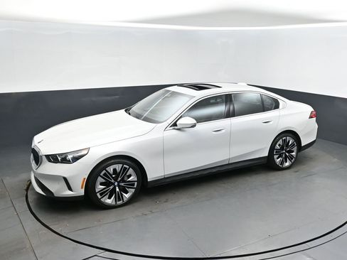 Certified 2025 BMW 530i xDrive w/ Premium Package image 31