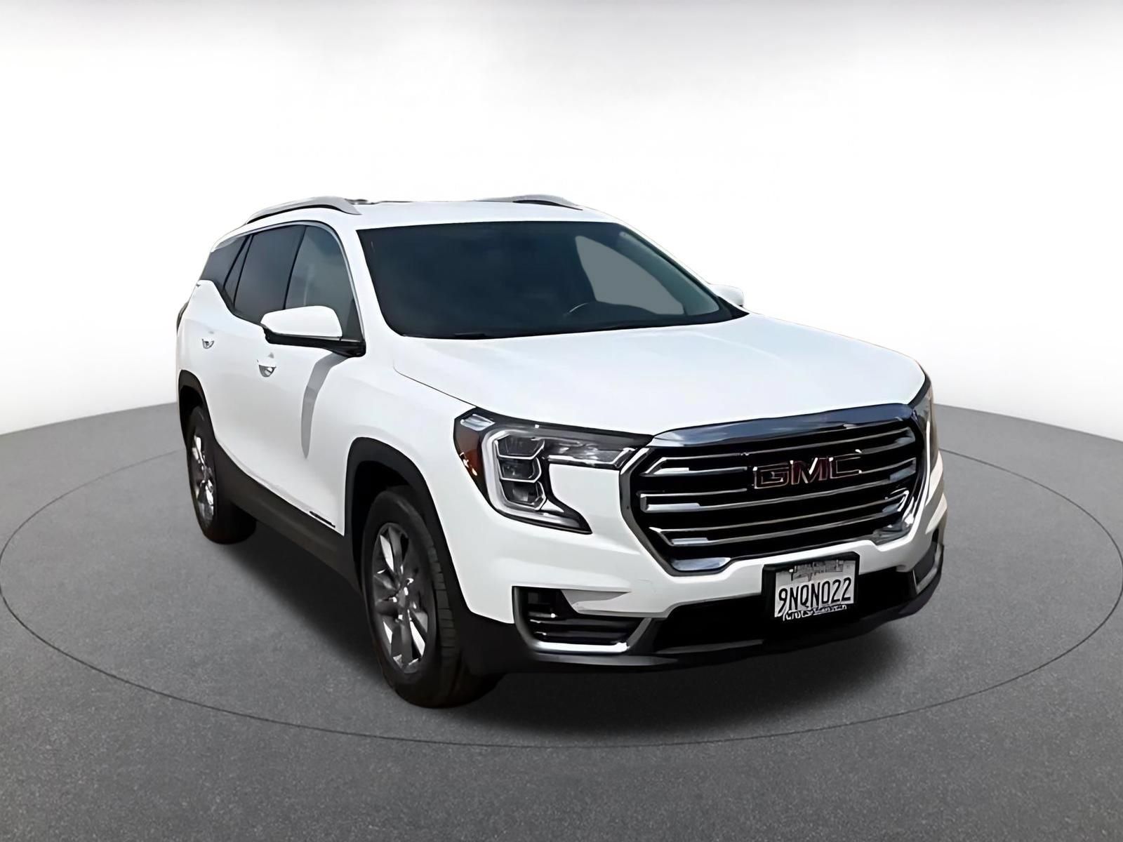 Used 2024 GMC Terrain SLT AWD/4WD image 3