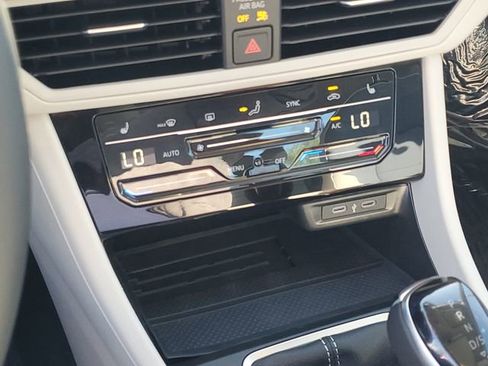 New 2026 Volkswagen Jetta SE FWD image 24