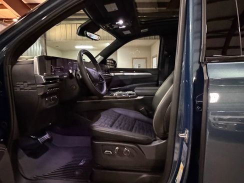 Used 2026 Cadillac Escalade Platinum Sport w/ LPO, ONYX Package AWD/4WD image 12
