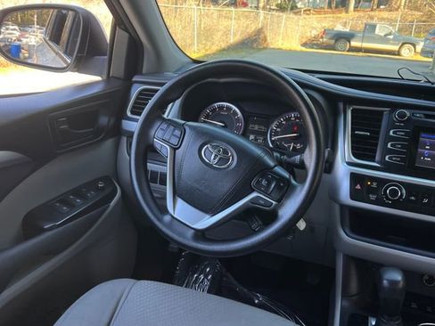 Used 2016 Toyota Highlander LE image 17