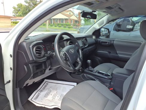 Used 2017 Toyota Tacoma SR AWD/4WD image 4
