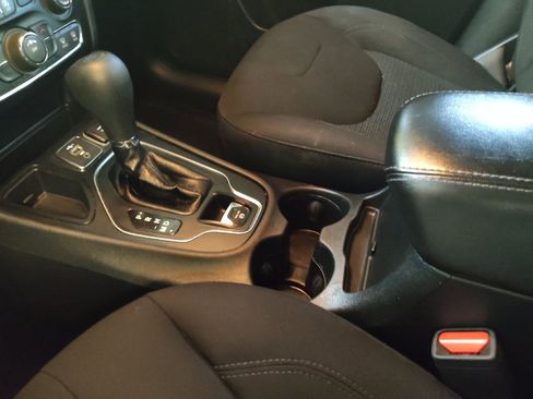 Used 2019 Jeep Cherokee Latitude w/ Popular Appearance Group image 26