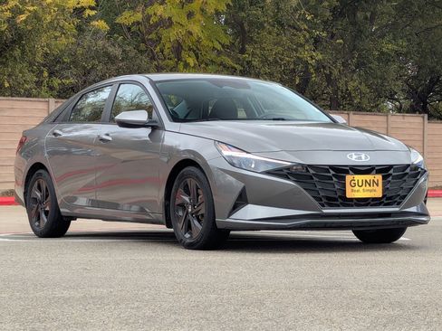 Used 2022 Hyundai Elantra SEL image 2