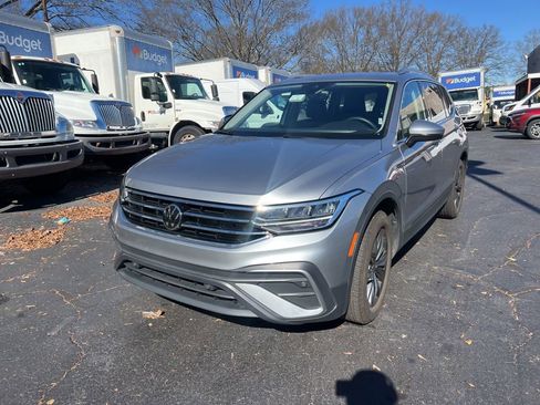 Used 2024 Volkswagen Tiguan SE image 1