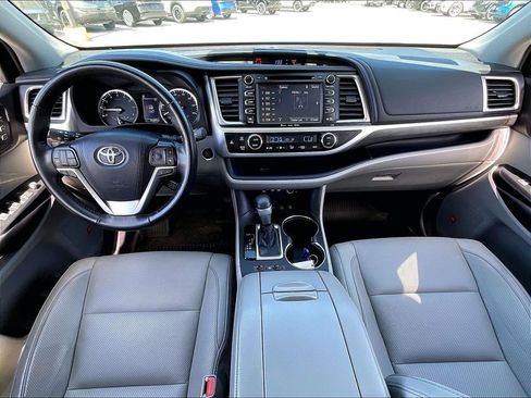 Used 2019 Toyota Highlander Limited Platinum AWD/4WD image 21