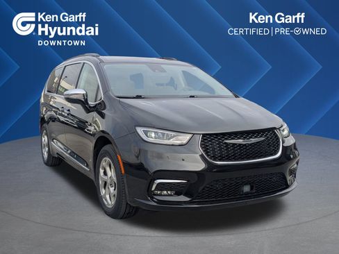 Used 2023 Chrysler Pacifica Limited w/ Uconnect Theater Family Group image 1