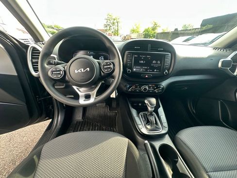 Used 2023 Kia Soul LX w/ LX Technology Package FWD image 25