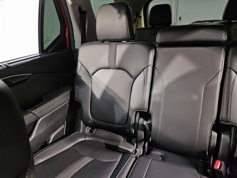 Used 2025 Honda Pilot Touring image 12