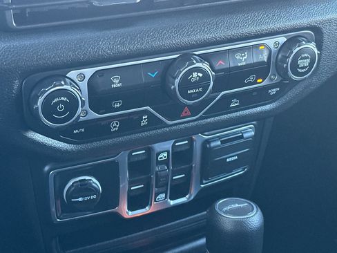 New 2025 Jeep Gladiator Nighthawk image 16