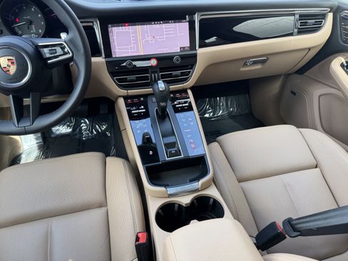 Certified 2025 Porsche Macan AWD/4WD image 18