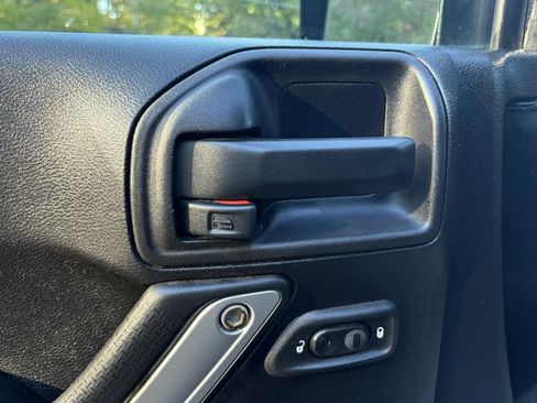 Used 2012 Jeep Wrangler Sahara image 17