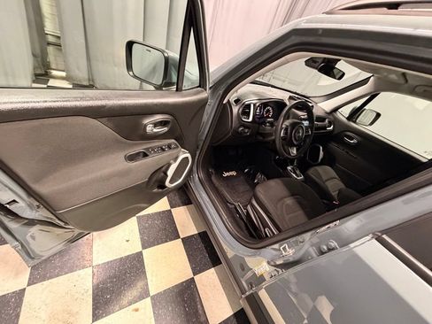 Used 2018 Jeep Renegade Latitude AWD/4WD image 13