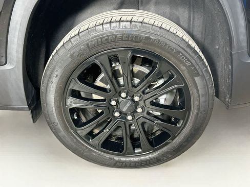 Used 2023 GMC Acadia SLE w/ Elevation Edition FWD image 8