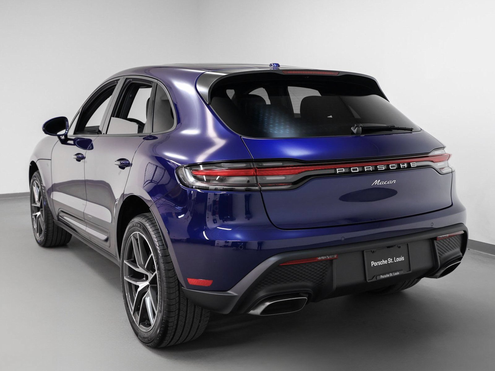 Certified 2025 Porsche Macan AWD/4WD image 3