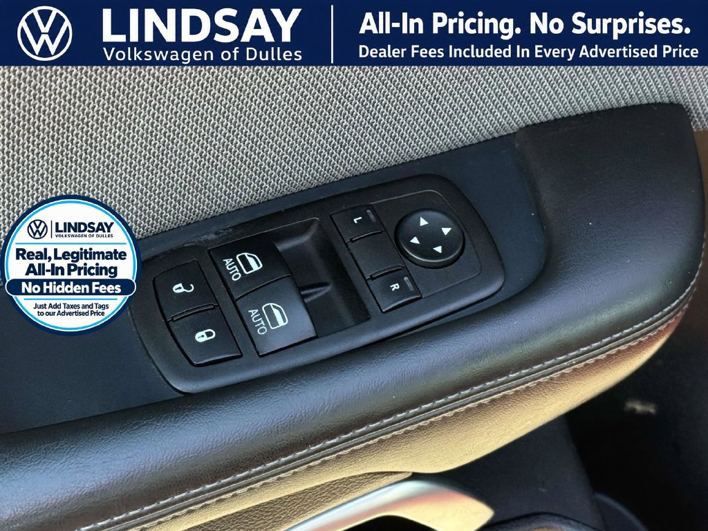 Used 2015 Dodge Challenger SXT RWD image 9