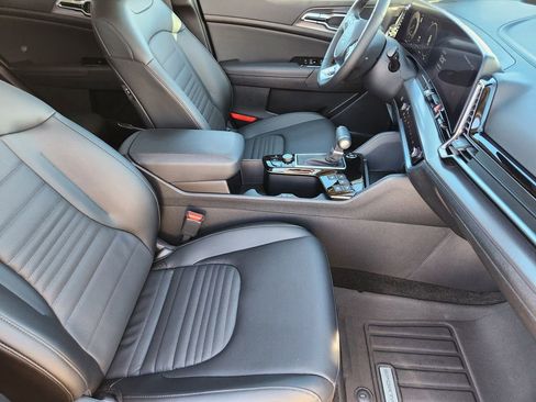 Used 2025 Kia Sportage SX image 13