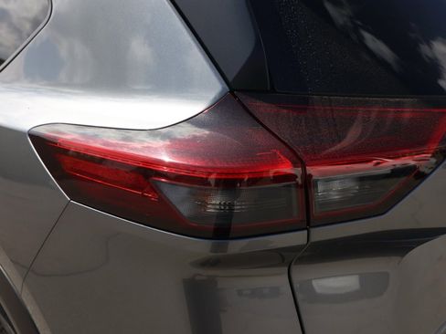 Used 2023 Nissan Rogue SV image 7