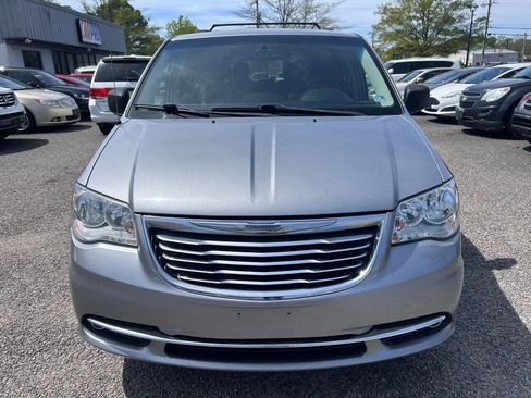Used 2015 Chrysler Town & Country Touring image 4