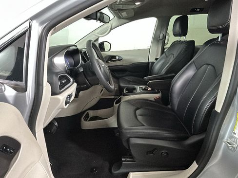 Used 2024 Chrysler Pacifica Touring-L FWD image 11