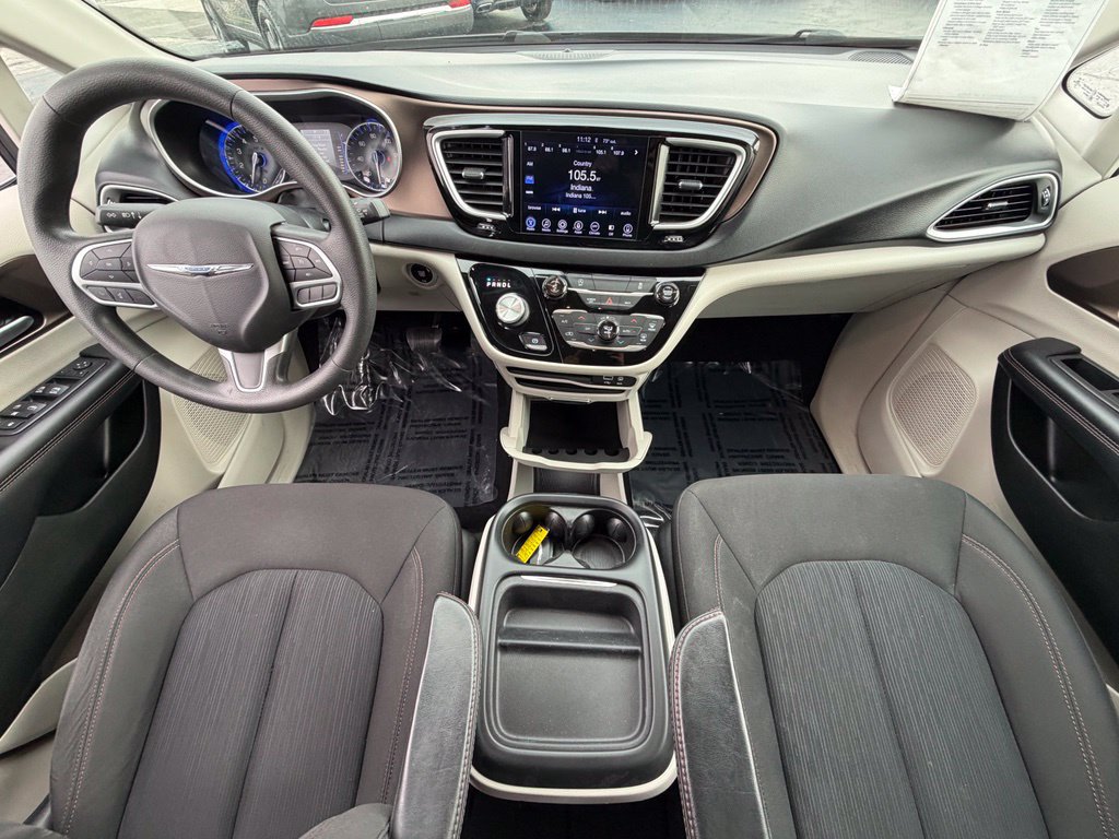 Used 2017 Chrysler Pacifica Touring Plus w/ Tire & Wheel Group FWD image 18