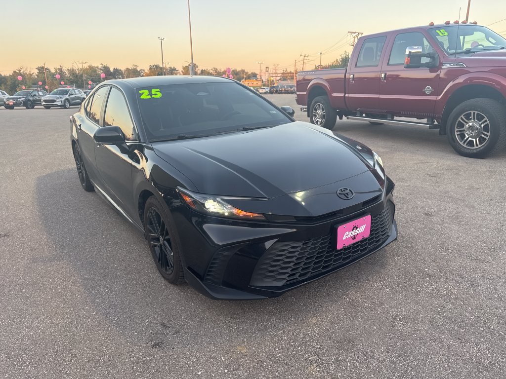 Used 2025 Toyota Camry SE FWD image 4