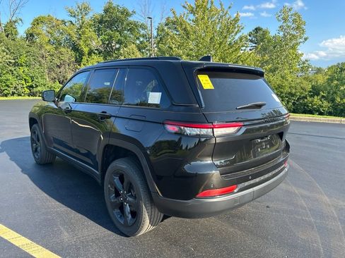 Used 2023 Jeep Grand Cherokee Altitude AWD/4WD image 5