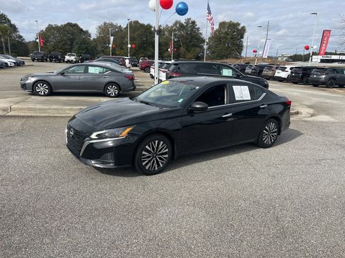 Used 2024 Nissan Altima 2.5 SV image 3