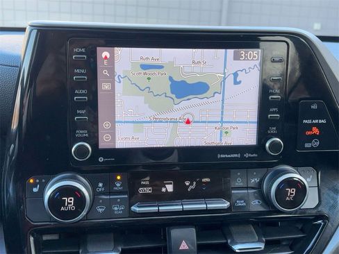 Used 2021 Toyota Highlander XLE image 25