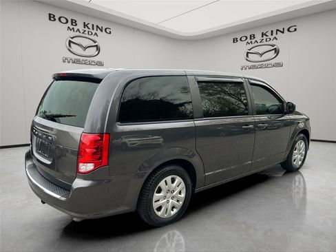 Used 2020 Dodge Grand Caravan SE image 5