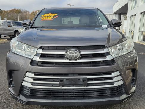 Used 2019 Toyota Highlander LE image 2