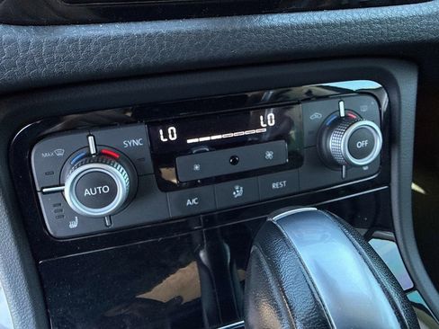 Used 2016 Volkswagen Touareg Sport image 27