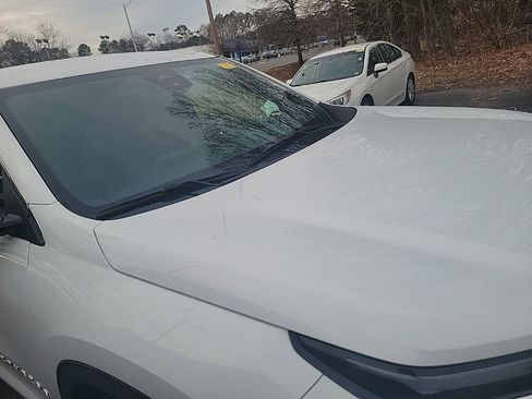 Used 2025 Chevrolet Traverse LT image 6