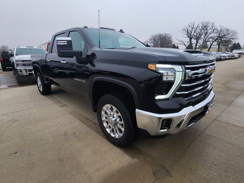 Used 2025 Chevrolet Silverado 2500 LTZ image 3