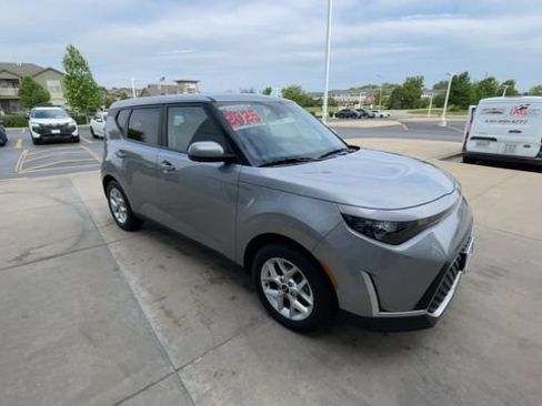 Used 2025 Kia Soul LX w/ LX Technology Package FWD image 4