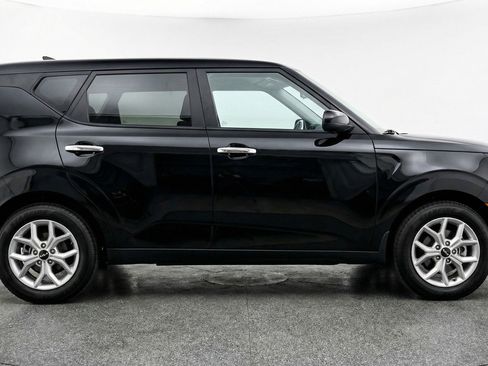Used 2025 Kia Soul LX w/ LX Technology Package FWD image 11